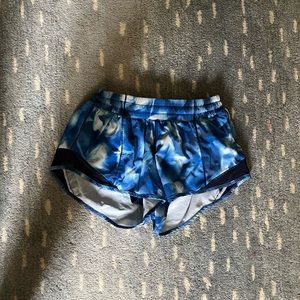 Blue and white tie dye Lululemon Hotty Hot Low-Rise Lined Short 2.5"